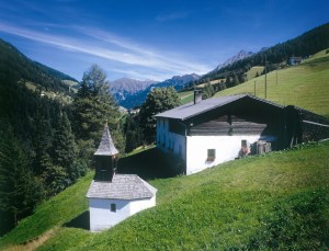 Bauernhaus und Kapelle im Lorleswald